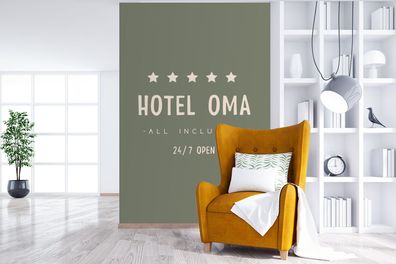 Fototapete - 170x260 cm - Hotel Oma all inclusive 24/7 geöffnet - Zitate - Sprichwört