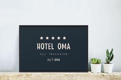 Poster - 60x40 cm - Hotel Oma all inclusive 24/7 geöffnet - Sprichwörter - Zitate - O