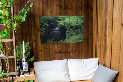 Gartenposter - 90x60 cm - Ein riesiger Gorilla in einem grünen Regenwald