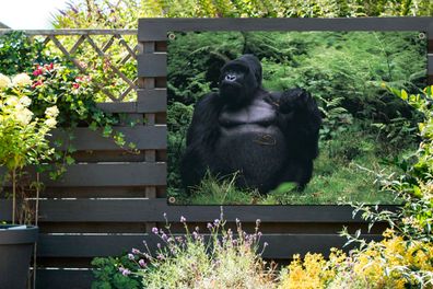 Gartenposter - 120x80 cm - Ein riesiger Gorilla in einem grünen Regenwald
