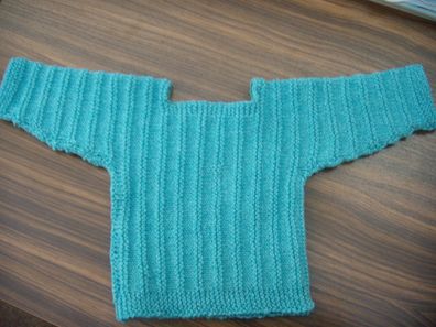 handgestrickter Baby-Pullover - türkis - für die kühlere Jahreszeit.