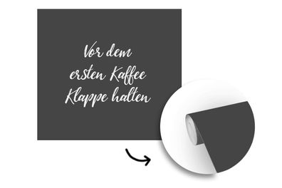 Tapete Fototapete - 220x220 cm Zitate - Sprichwörter - Vor dem ersten Kaffee Klappe h