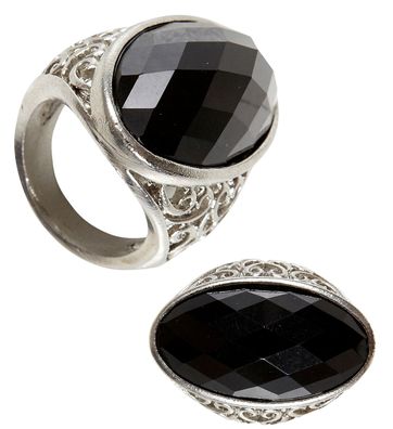 Gotischer Ring mit schwarzem Stein