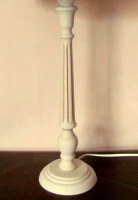 Landhaus Tischlampe mit Holzfuß in Creme-weiß, gewischt. H. 43 cm.