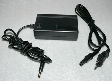 AK004 AC DC Strom Trafo Adapter Ladegerät Netz teil stecker 12V 1A 14W 5,5-2mm