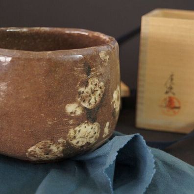 Akaraku- handgetöpferte japansiche Teeschale (Chawan) Kyoto Keramik 6067