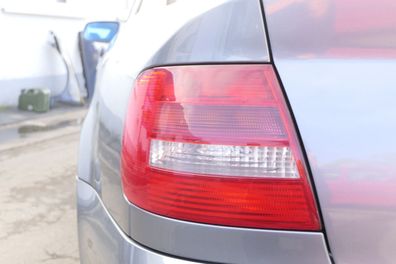 Audi A4 B5 Limousine hinten links Rückleuchte original Lampenträger Facelift