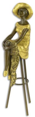 Casa Padrino Luxus Bronzefigur Dame sitzt an der Bar Bronze / Gold 12,9 x 9,1 x H. 28