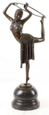 Casa Padrino Bronzefigur Hula Hoop Tänzerin mit Marmorsockel Bronze / Schwarz 16,4 x