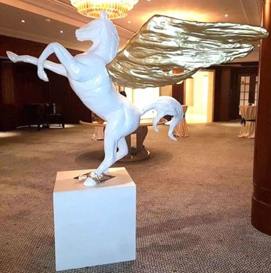 Casa Padrino Luxus Dekofigur Pegasus Pferd Weiß / Gold 192 x H. 200 cm - Wetterbestän