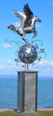 Casa Padrino Luxus Edelstahl Garten Skulptur Pegasus Pferd auf Säule Silber 103 x 108