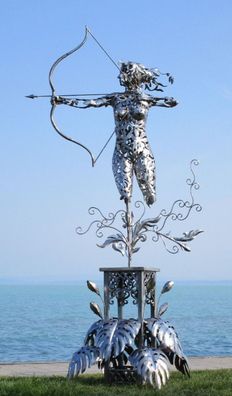 FEHLER! Casa Padrino Luxus Edelstahl Garten Skulptur Frau mit Bogen Silber 160 x 100