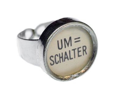 Umschalter Um= Taste Ring Vintage Schreibmaschinentaste Miniblings Upcycling weiß