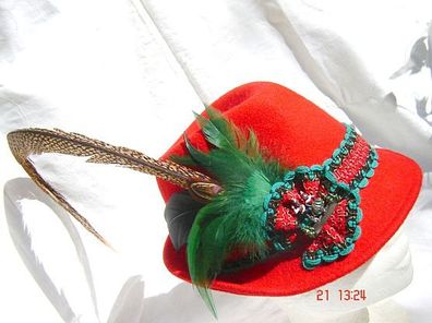 Dirndlhut rot mit langer Feder handbemalte Brosche Trachtenhut Einzelstück DH45