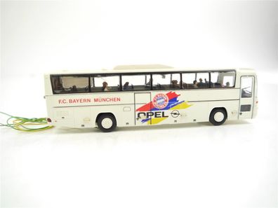 E403 Rietze H0 40181 Modellauto Bus MB O 303 RHD "F.C. Bayern München" / Licht