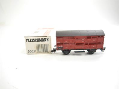 E437 Fleischmann H0 5029 gedeckter Güterwagen Verschlagwagen 331 448 DB