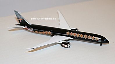 Herpa Wings 531740 - Christmas 2018 Boeing 787-10 Dreamliner. 1:500