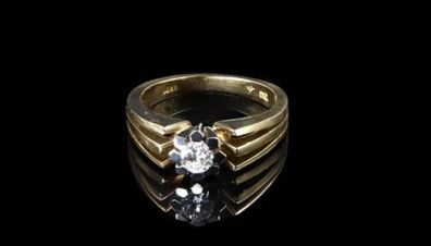 750/ 18kt Gelbgold Ring, mit Muster, Diamant 0,20ct, Gr. 57, guter Zustand.