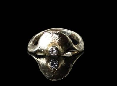 585/ 14kt Gelbgold Ring, mit Muster, Diamant 0,10ct, Gr. 52, guter Zustand.