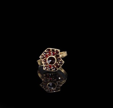375/ - 9 Kt Gelbgold Ring mit Granat, Ringgröße 53, besondere Form