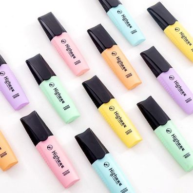Mini bunte Textmarker, Pastellmarkierungen, einzelner Textfokus, Markierungsstifte