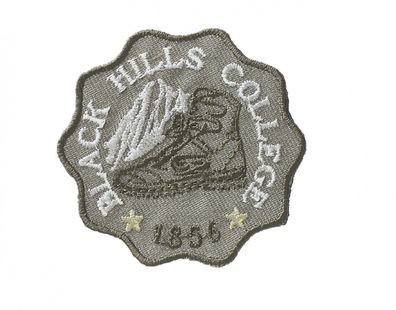 Mono Quick 04044 Black Hills 1856, Bügelbild, Patch, ca. 5,8 x 5,5 cm College Em