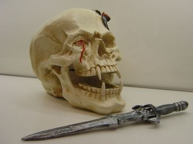 Totenschädel in Weiß mit Schwert lebensgroß 55cm für draußen aus Polyresin