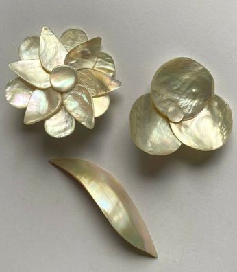 3 Vintage Broschen Perlmutt - Blütenformen - Größe ca 5 bis 7 cm