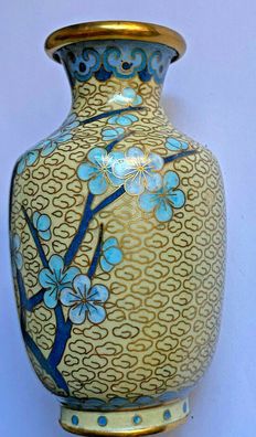 Kleine Cloisonné Vase - China, 20. Jh., farbiger Päoniendekor, Höhe 10 cm