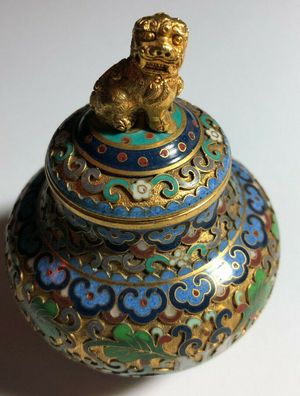 Cloisonné - Hochwertiges Gefäß China mit vergoldetem Tempelwächter - 20. Jahr.