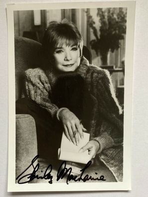 Shirley MacLaine - Film - original Autogramm - Größe 15 x 10 cm