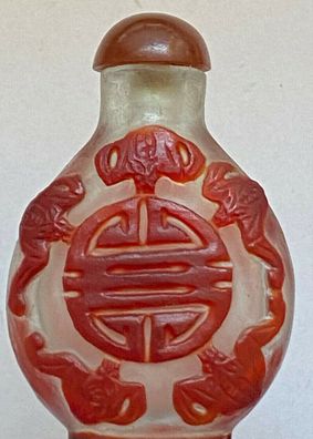 Snuff bottle - China, 20. Jh. - Carved Peking Glas Chinese Symbols