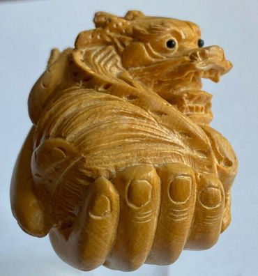 Japan Figur - einen Drachen haltende Hand - Hartholz - recht alt - 5 cm