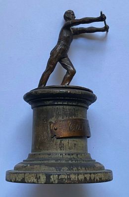 Bronze eines Sportlers 30er Jahre - auf einem Holzsockel Aufschrift Gut Heil