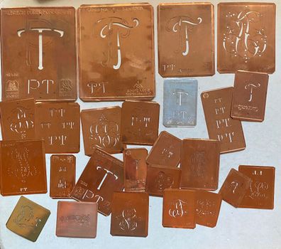 PT Monogramm -25 verschiedene Wäscheschablonen für Aussteuer Kupferblech um 1900