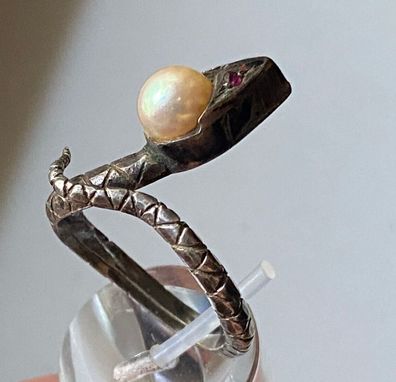 Kobra Ring - Silber ( geprüft ) - mit Perle und Rubinaugen - Ringgröße 57