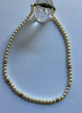 Perlenkette mit 6 Goldkugeln mit eleganter Schließe 835er Silber und Peridot