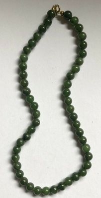 Außergwöhnlich schöne Jade Kette - prächtige, dunkelgrüne Farbe - um 1930