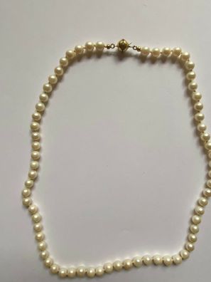 Perlenkette mit 375er Schliesse aus Gold -geöffnet ca 48 cm - 23,7 Gramm