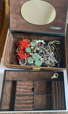 Pierre Cardin Schmuckschatulle - gefüllt mit diversem Modeschmuck - siehe Bilder
