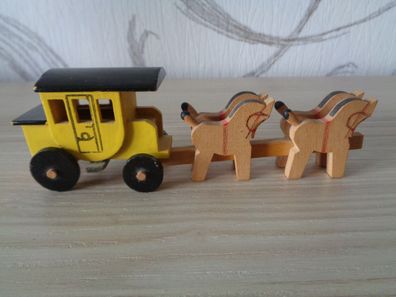 Erzgebirge Seiffen- Miniatur -alte Postkutsche mit Pferden