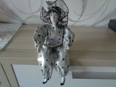 Puppe mit Porzellankopf -sitzend -feine Lady