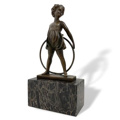 Bronzeskulptur Bronzefigur Figur Mädchen Turnerin mit Reif auf Steinplinthe