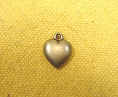 kleiner Anhänger Trachten Herz altsilber oder z Annähen 1,3 x 1,5 cm Nr23809