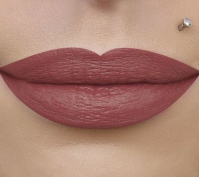 Lang anhaltender und matt lackierter lila Lippenstift