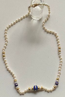 Perlenkette mit 18 Karat Goldschließe und Goldelementen und Lapislazuli