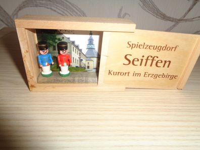Spielzeugdorf Seiffen -kleine Truhe mit Bergmänner