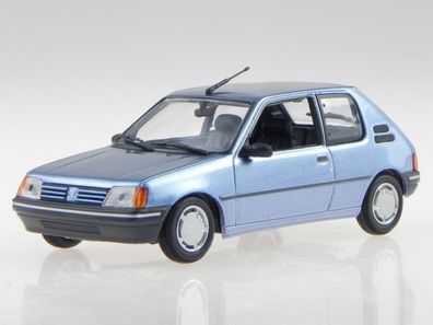 Peugeot 205 3-Tuerer 1990 blau met Modellauto 940112370 Maxichamps 1:43