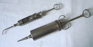 2 antike Spritzen Injecta Steinach und MGF