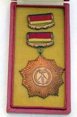 DDR Vaterländischer Verdienstorden in Bronze im Etui